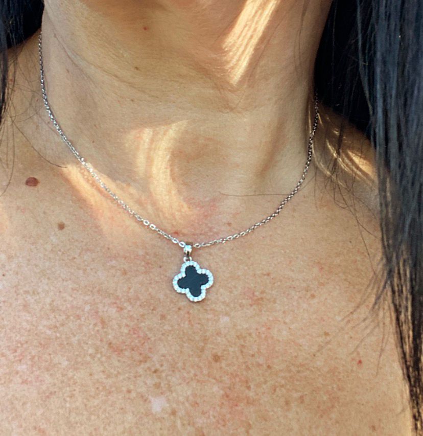 Colgante flor negra plateado