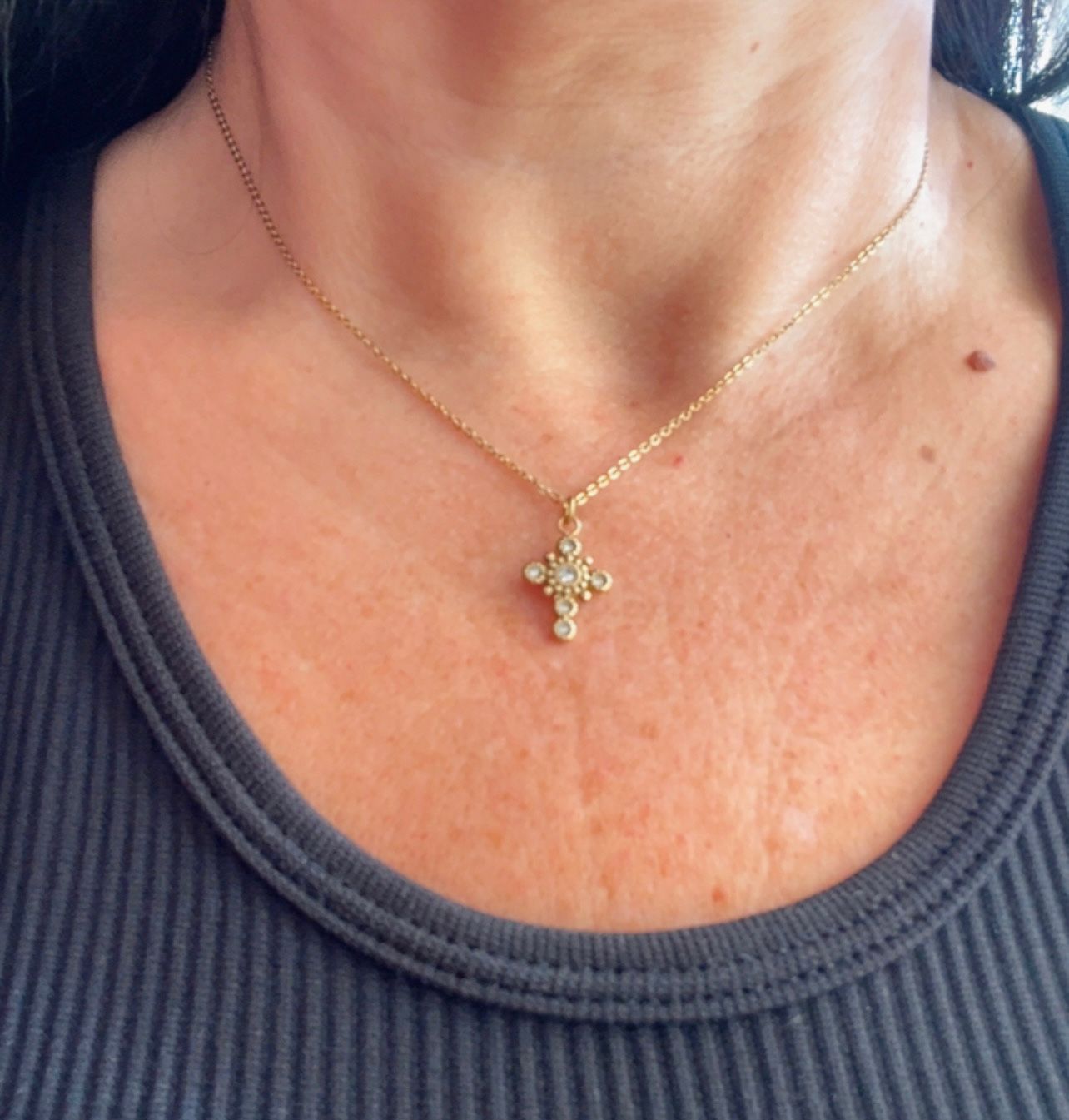 Colgante cruz pequeña dorado